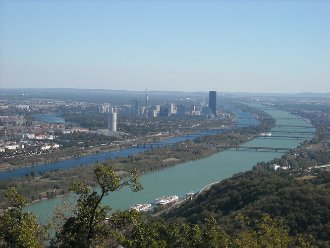 Leopoldsberg08 Vue3 Kaisermühlen.JPG